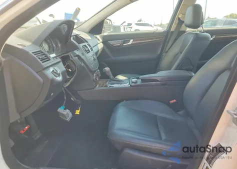 2008 Mercedes-Benz C 300 z USA, uszkodzony, nr VIN WDDGF54X98F090894